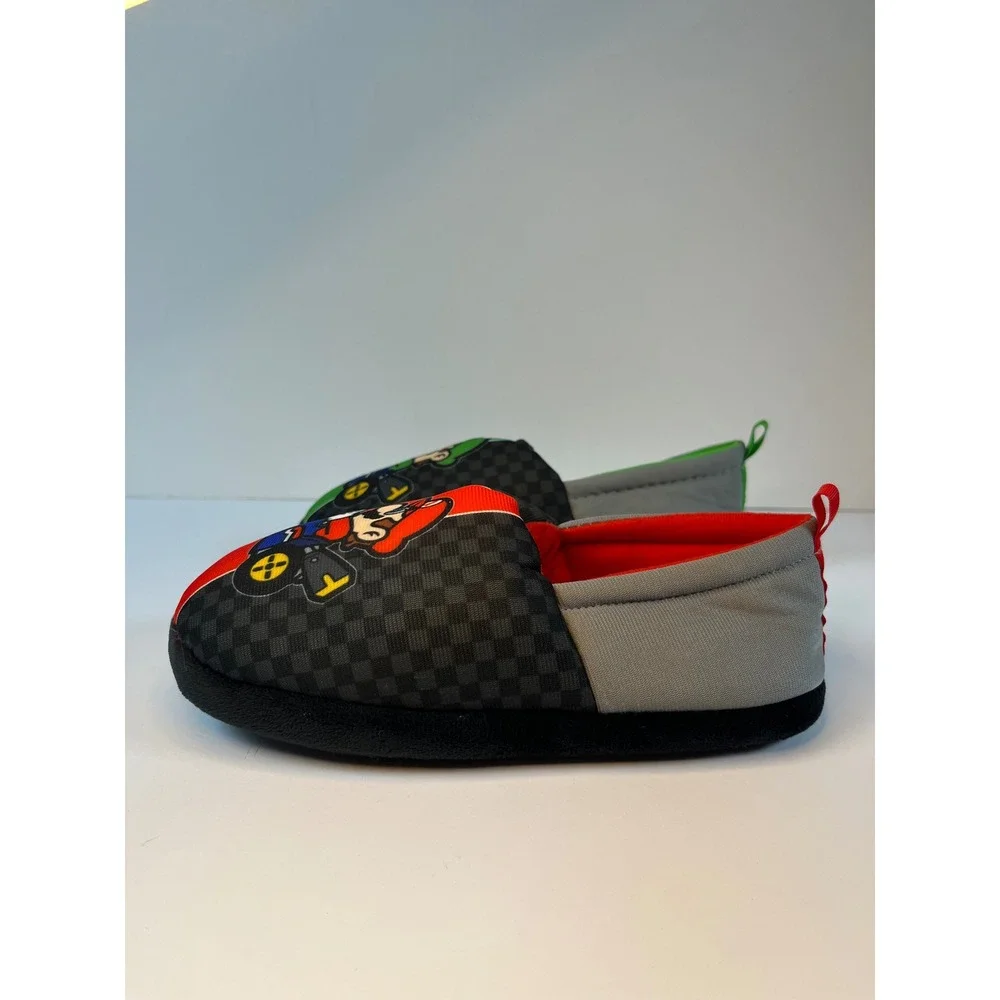 Nintendo Mario Kart Mario and Luigi Kids Slippers Size‎ 2-3 Mismatched Red Green